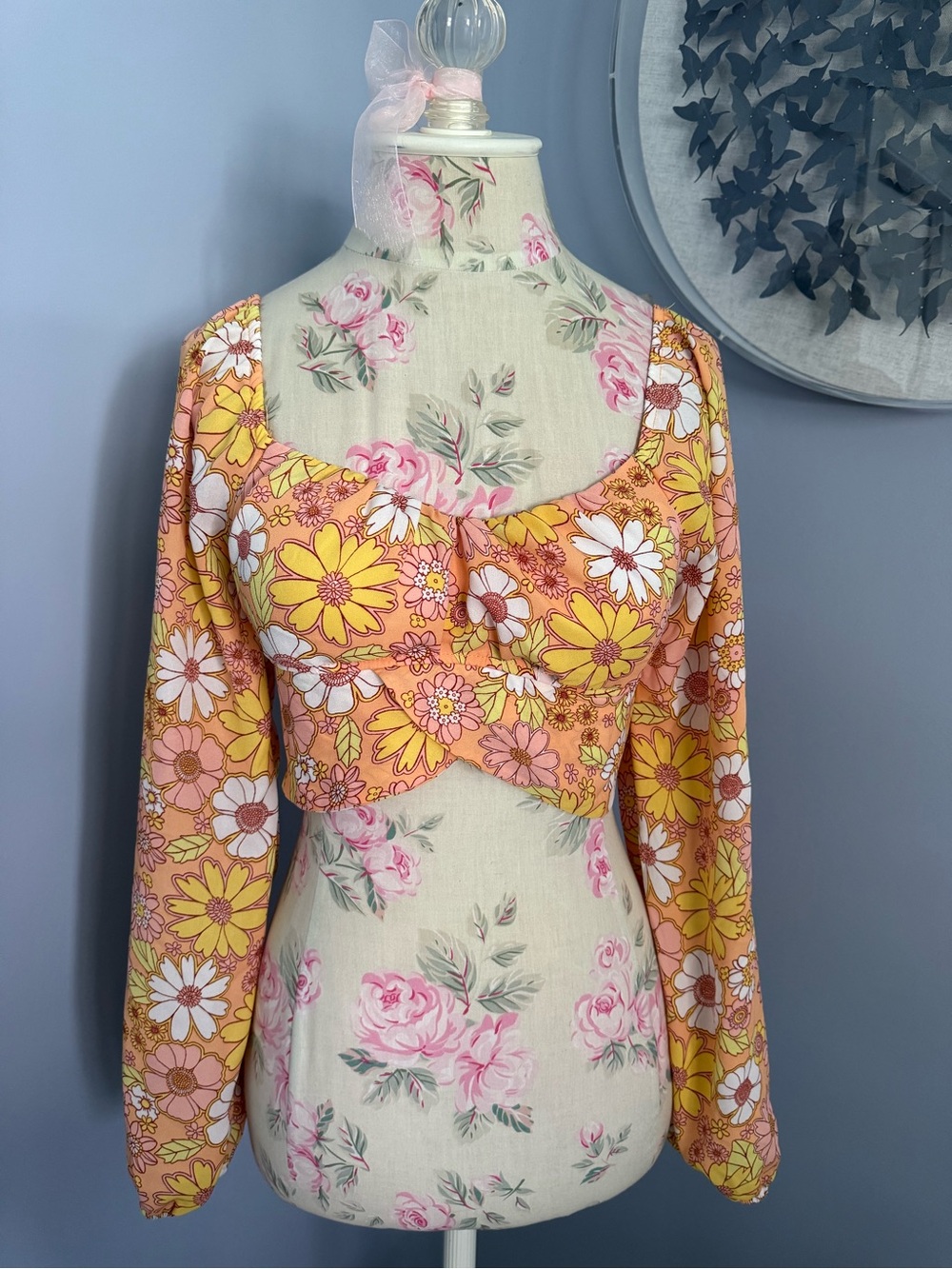 Madden NYC Retro Inspired Cropped Long Sleeve Floral Top